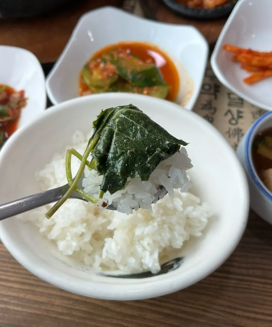 Table with an assortment of vegetable side dishes