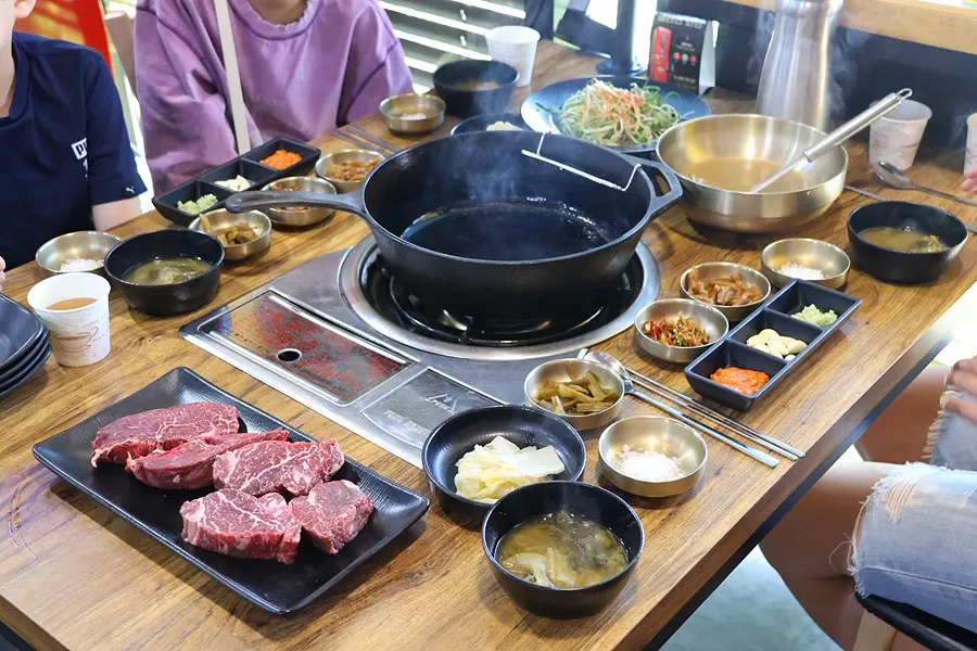 Hanwoo tenderloin grilled on an iron pan, feature image