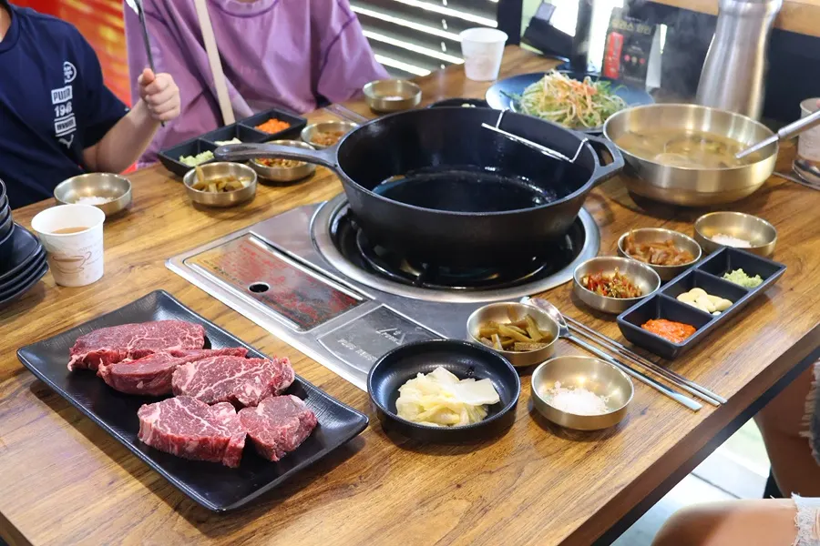 Ordered iron-pan hanwoo tenderloin and hangover ramyeon set on the table