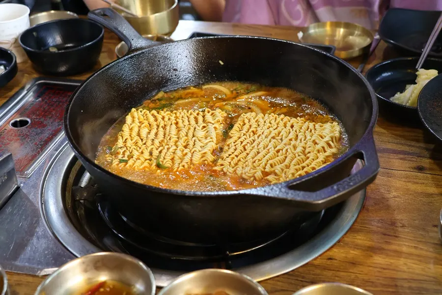 Spicy broth of the iron-pan hangover ramyeon