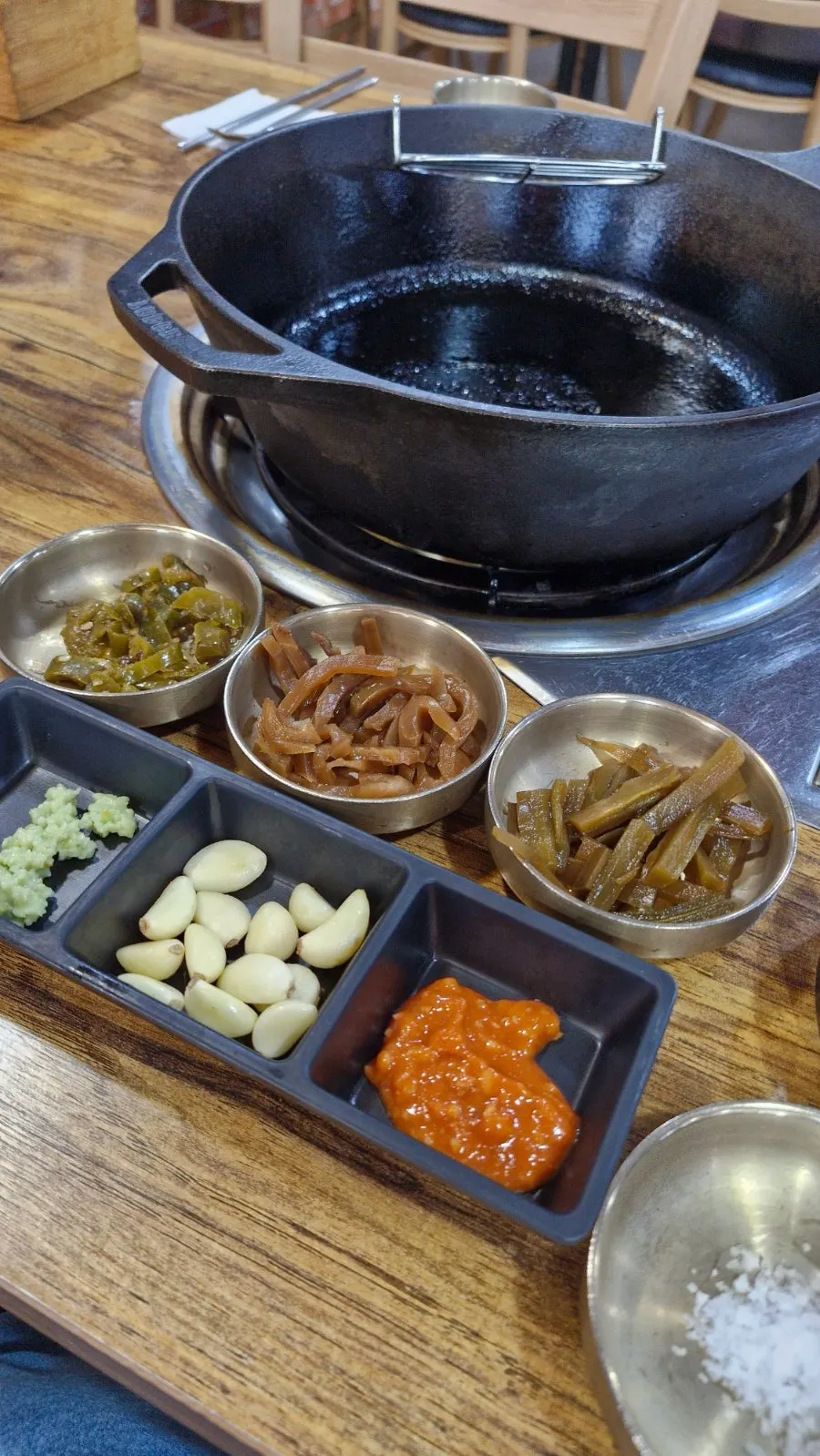 깔끔하고 널찍한 고깃집 내부