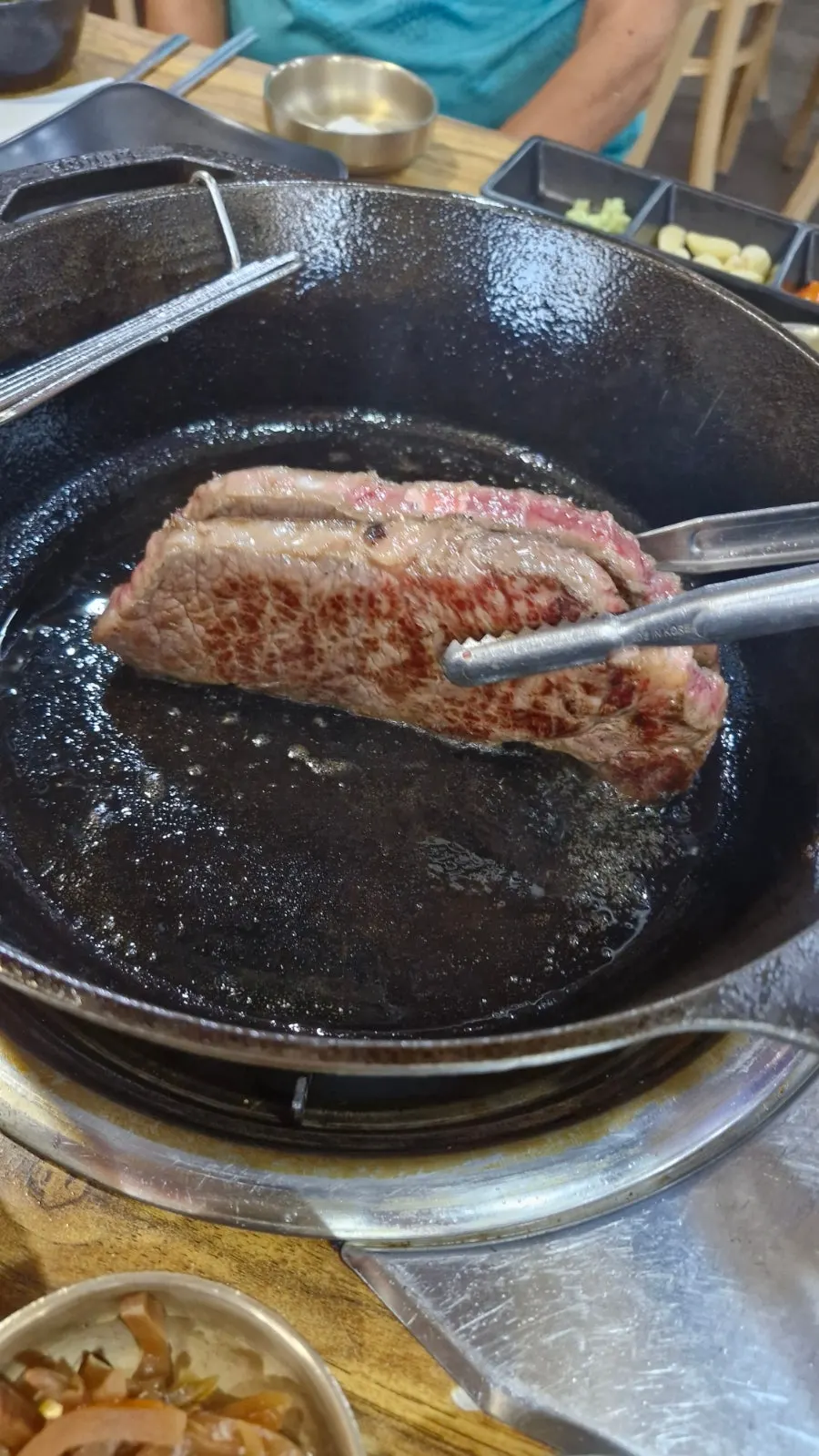 뜨겁게 달군 무쇠판과 숙성 고기