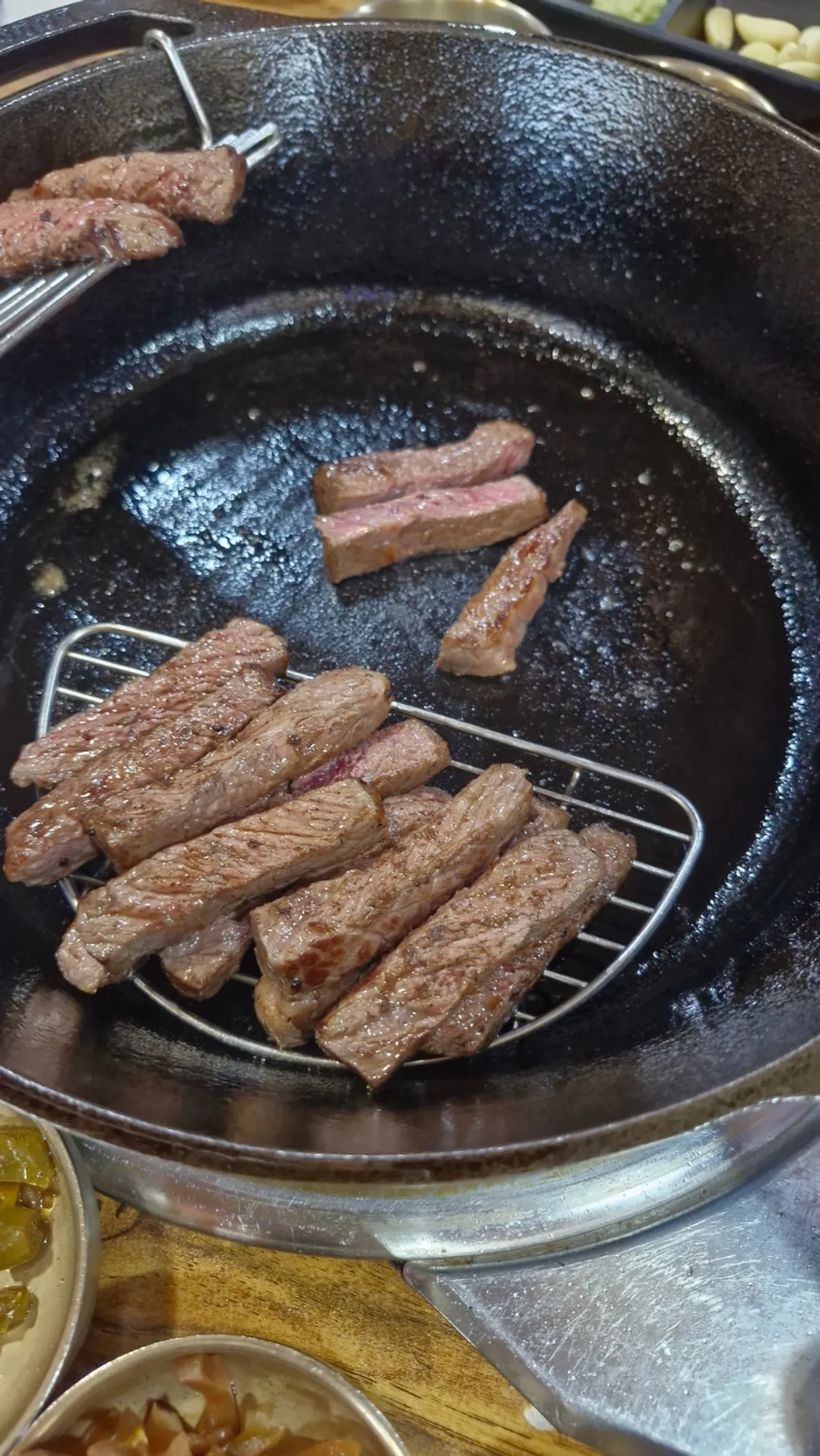 무쇠판에서 익어가는 소고기