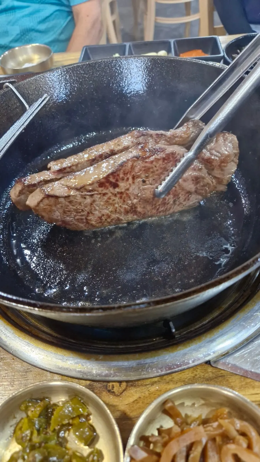 반찬과 함께 곁들인 소고기