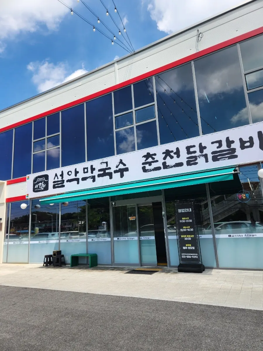 Spacious parking lot and large restaurant exterior