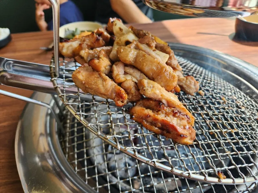 Fully grilled soy sauce charcoal dakgalbi