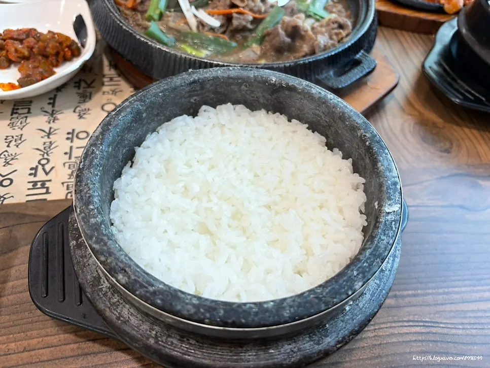 김이 오르는 여주쌀밥 돌솥밥
