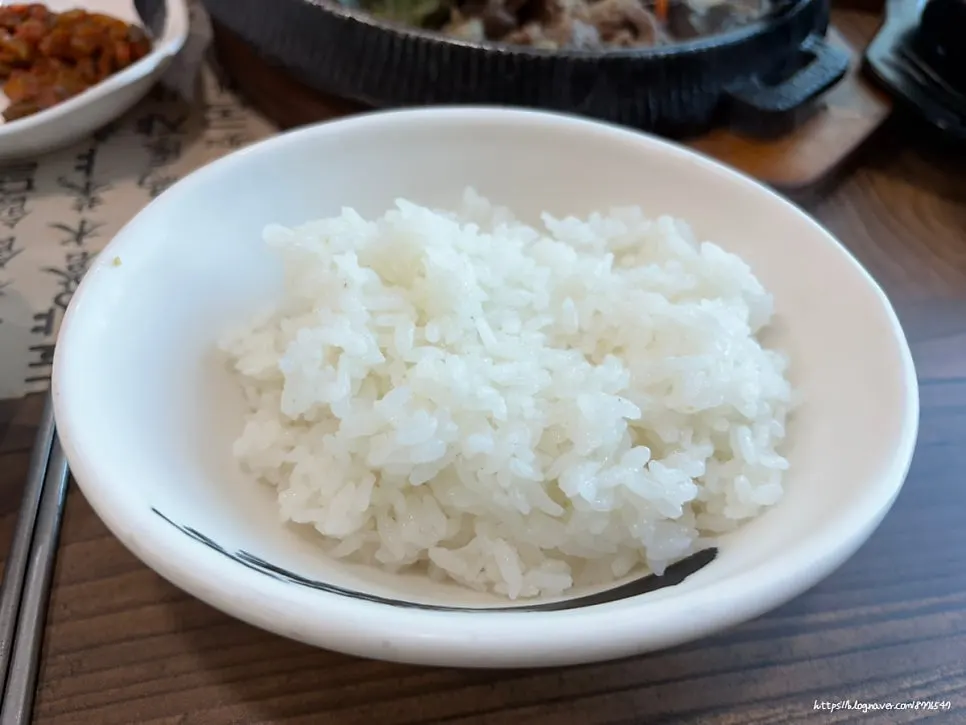 공기에 덜어낸 찰진 돌솥밥