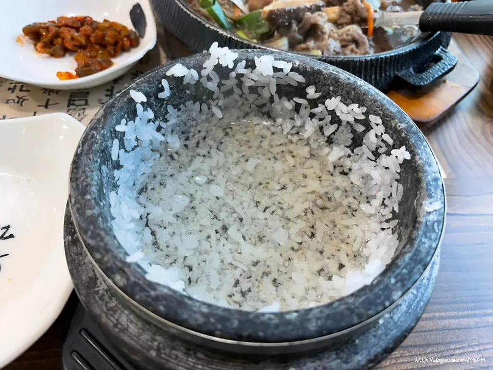 뜨거운 물을 부은 돌솥 누룽지