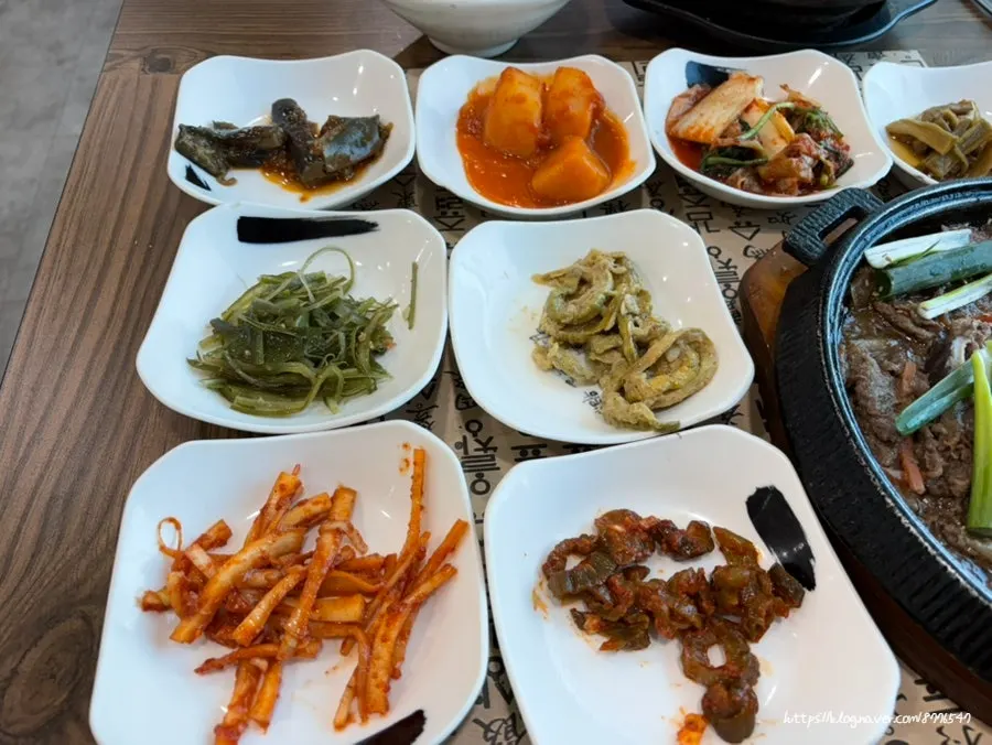 10가지 밑반찬이 차려진 상
