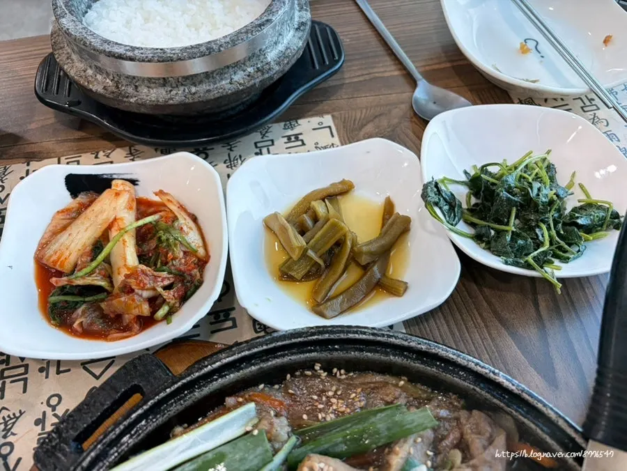 리필 가능한 한정식 반찬들