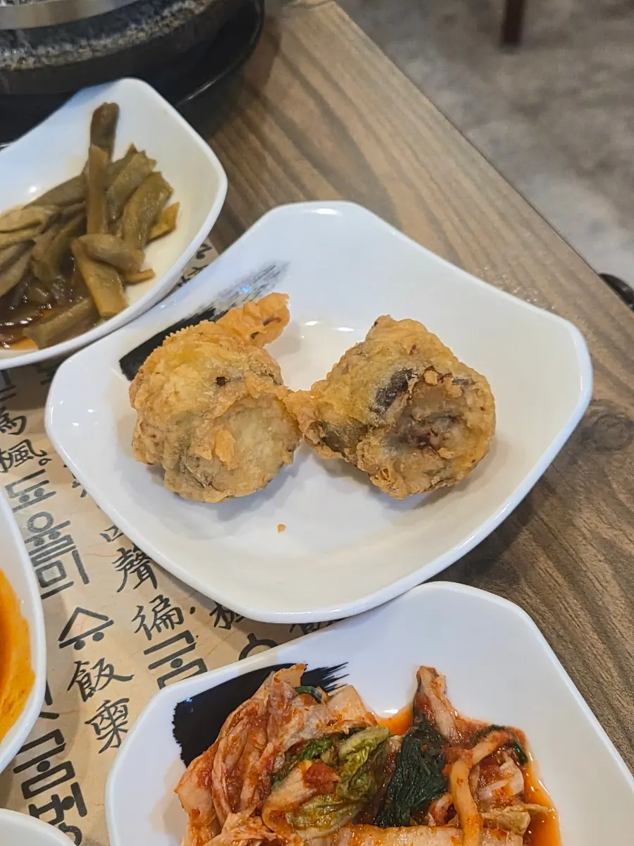돌솥밥과 갈치조림이 놓인 상