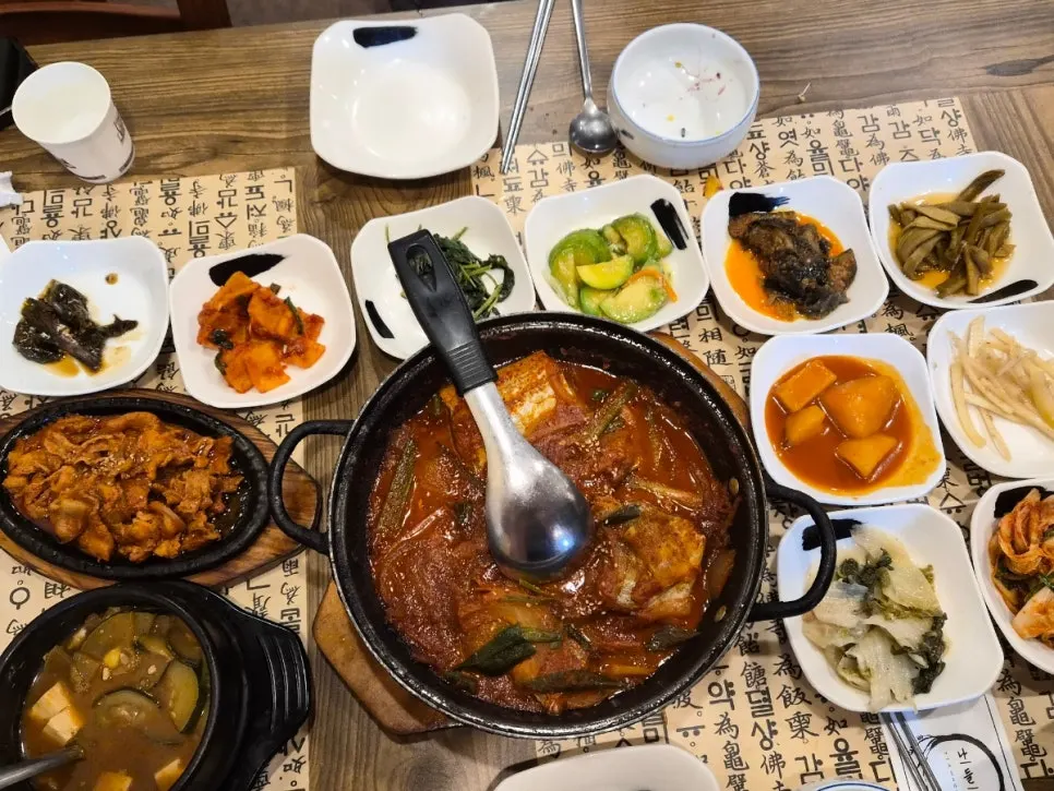 10찬으로 차려진 밑반찬