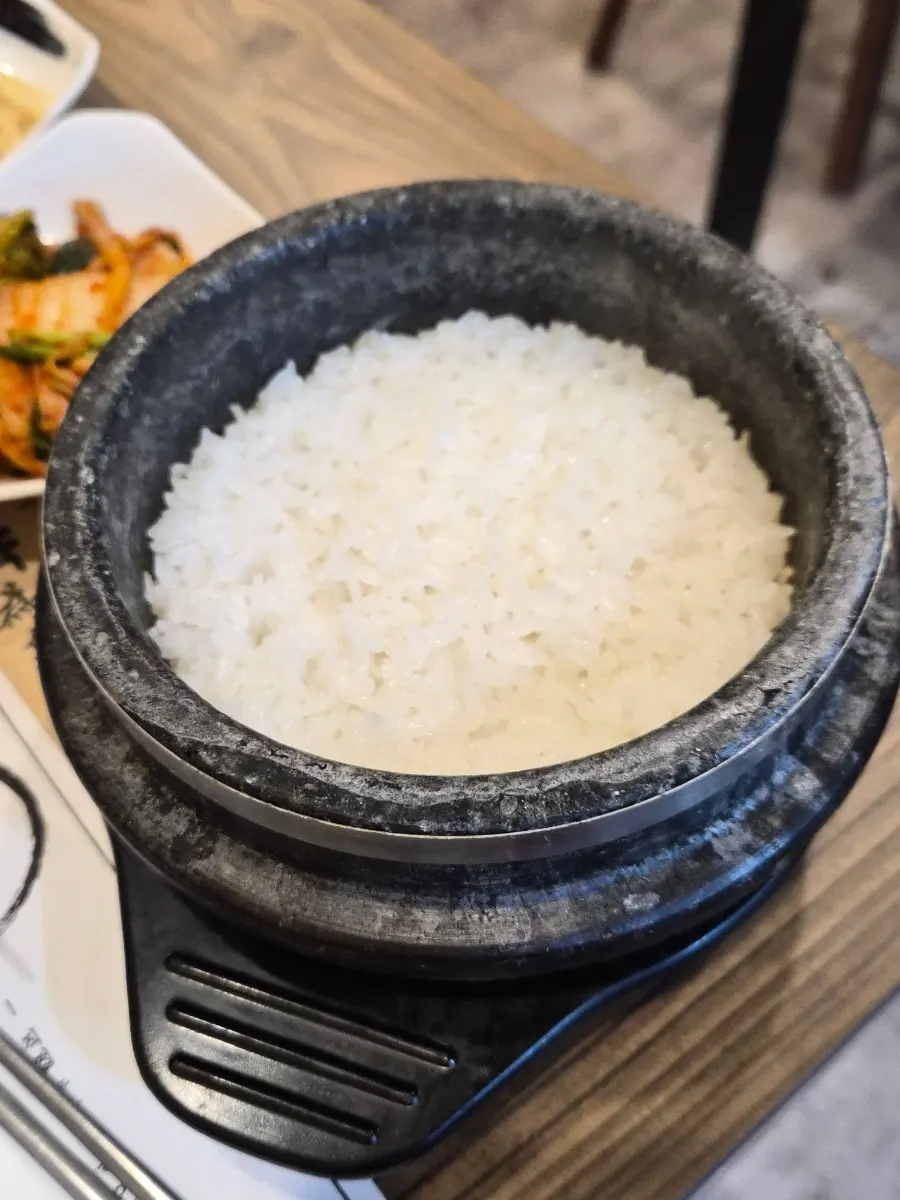 제철 채소 반찬과 된장찌개