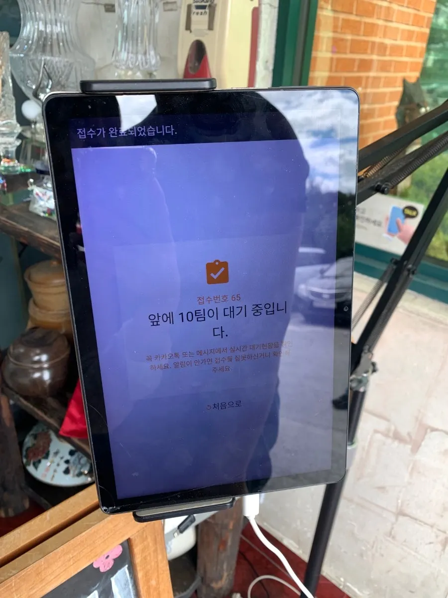 대기 후 입장을 기다리는 식당 모습