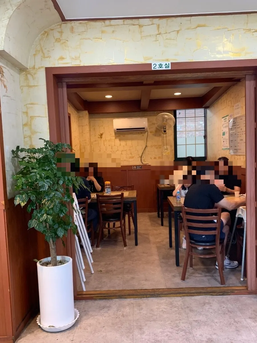 가족 손님이 보이는 넓은 식당 내부