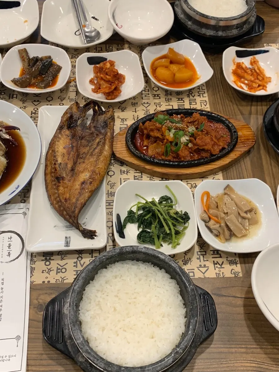 제육과 된찌가 곁들여진 정식 반찬