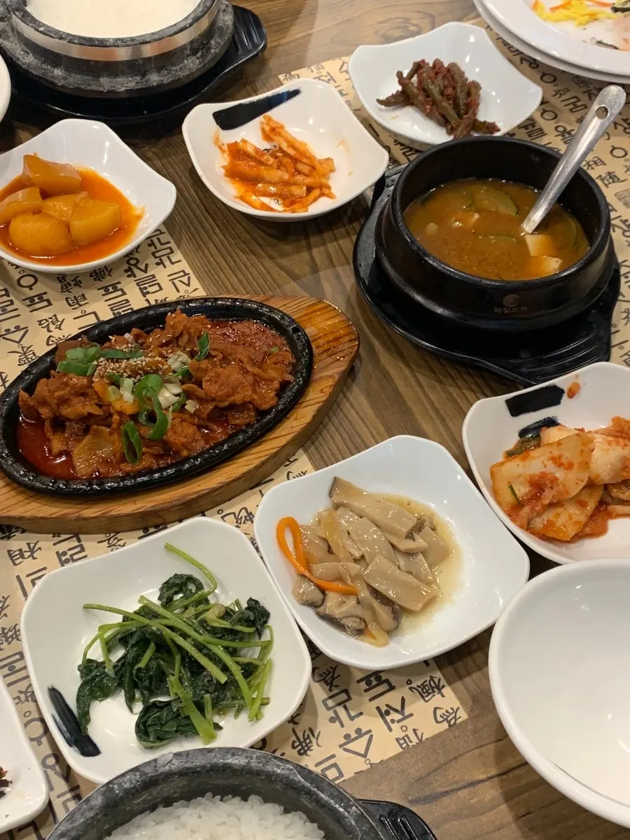 노릇한 고등어구이와 돌솥밥
