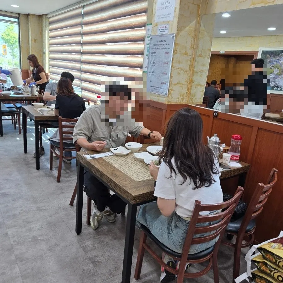 나들목 여주쌀밥 대기 후 안내받은 내부 좌석