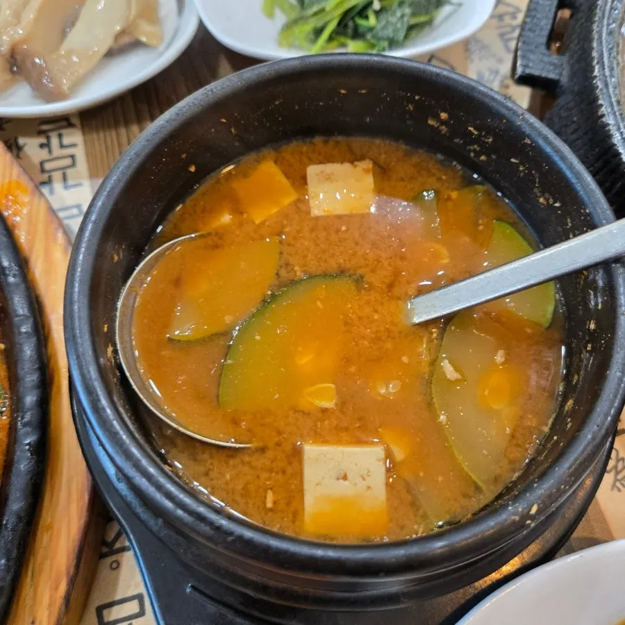철판에 담겨 나온 불고기정식 메인