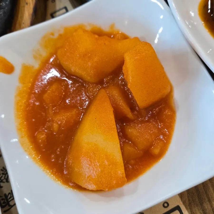 된장찌개와 함께 차려진 밑반찬