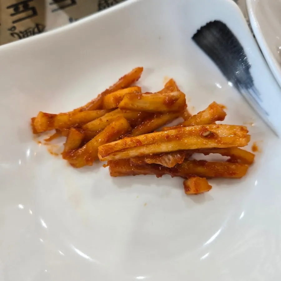 무침 반찬이 담긴 작은 접시