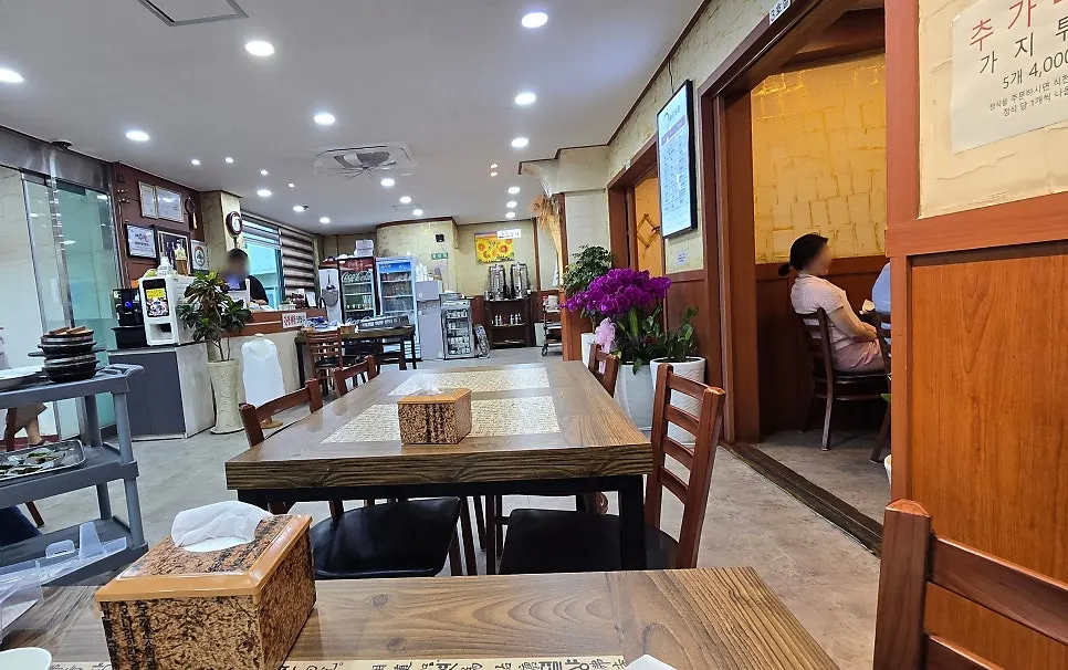 Freshly renovated dining hall interior of Nadeulmok Yeoju Ssalbap