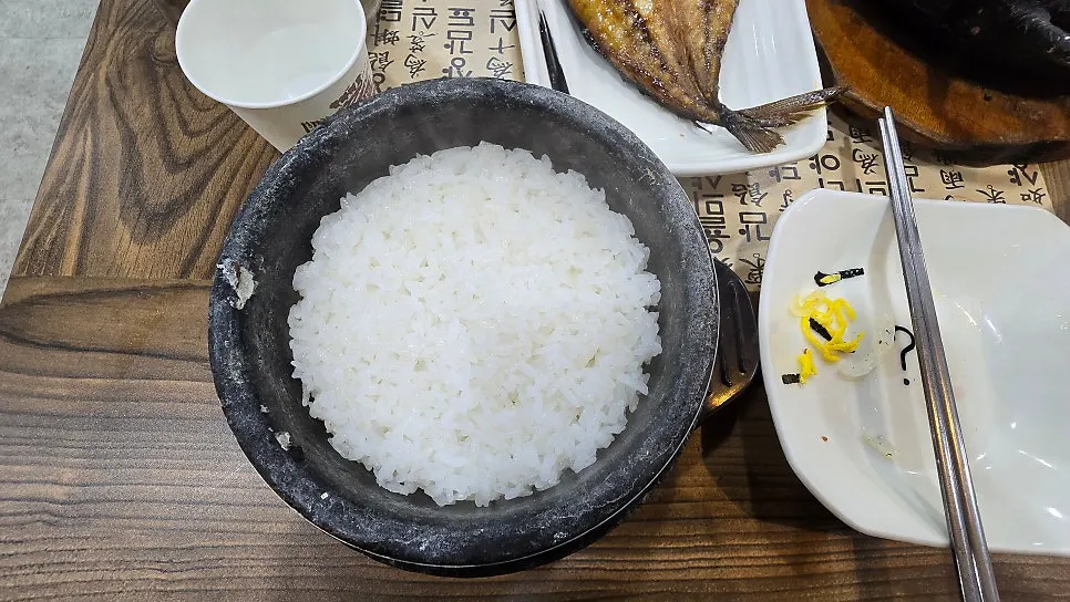 Opened lid revealing the Yeoju stone-pot rice