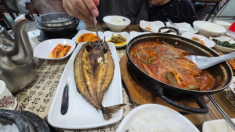 Table at Nadeulmok Yeoju Ssalbap after finishing the meal