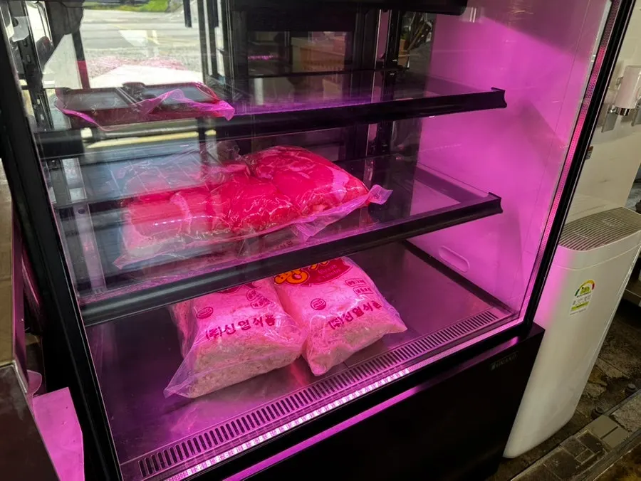 테이블에 세팅된 런치세트 한 상