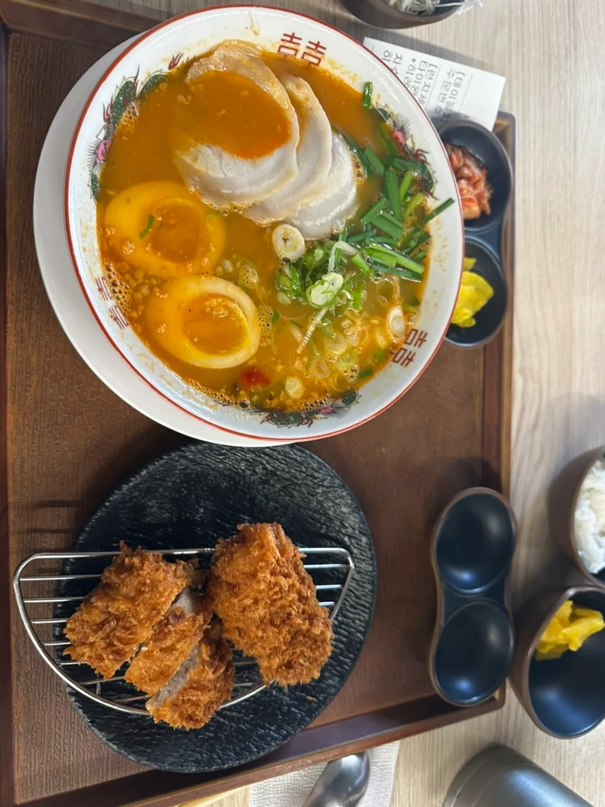 돈까스와 라멘이 함께 놓인 런치세트