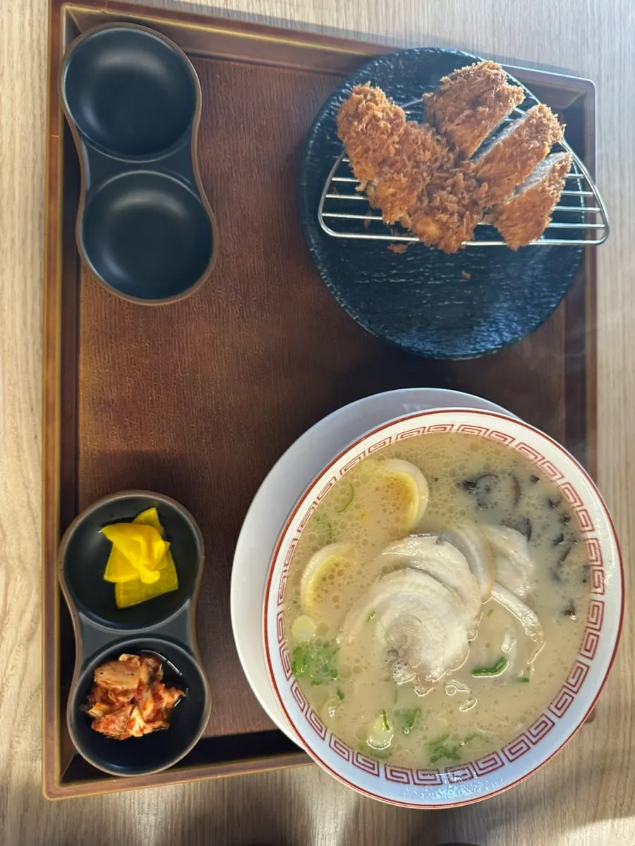 젓가락으로 집어 든 돈까스 조각
