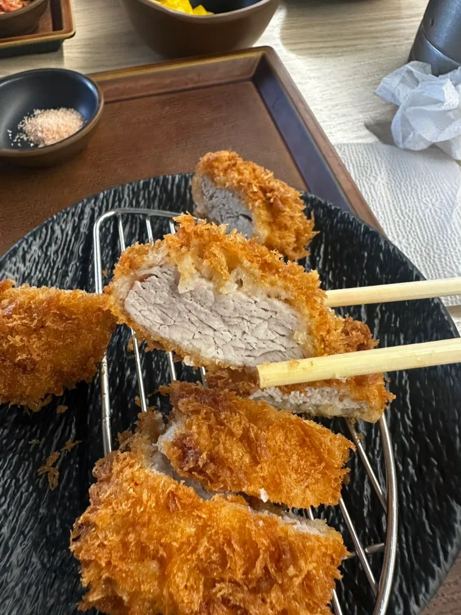 단면이 보이는 두툼한 돈까스