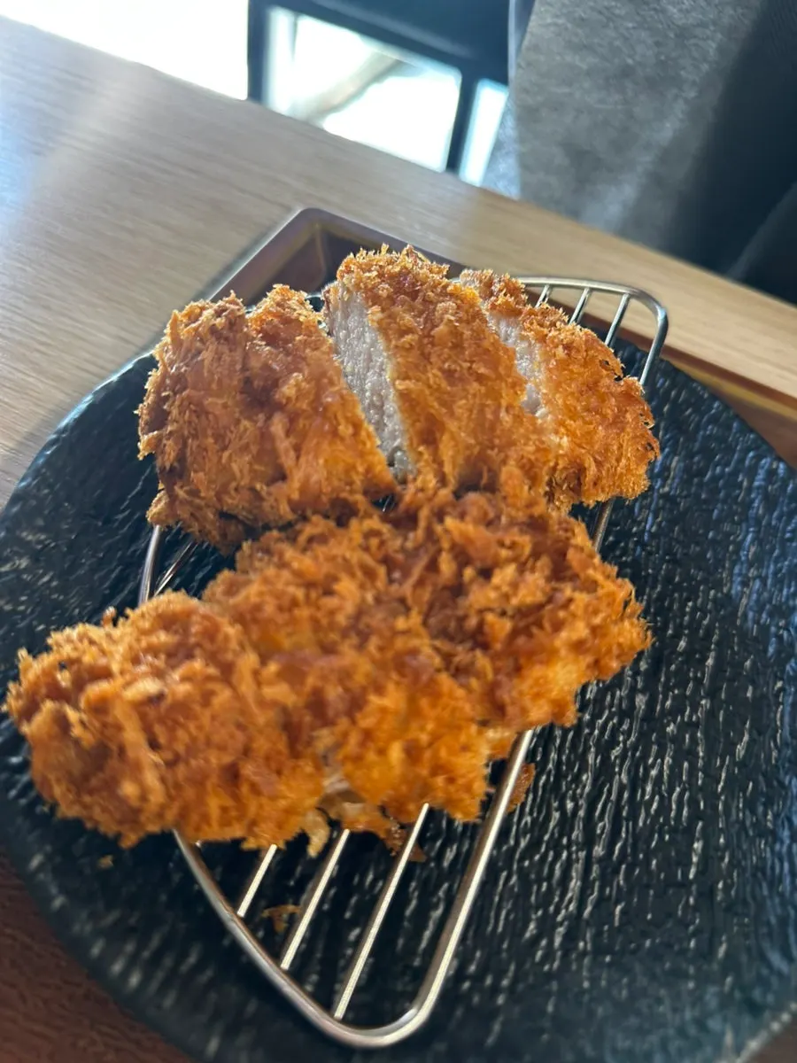 특제 소스에 찍은 돈까스와 고추냉이