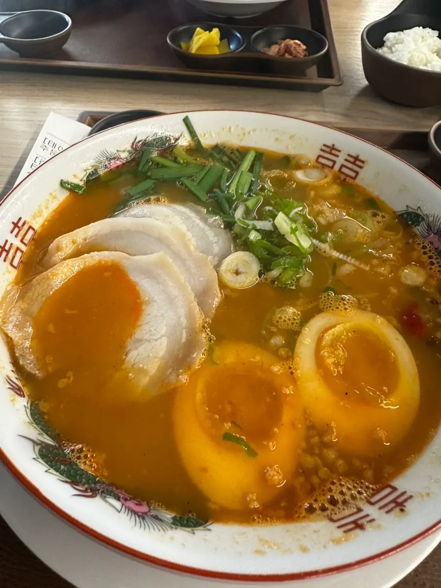 진한 국물의 칼칼한 라멘
