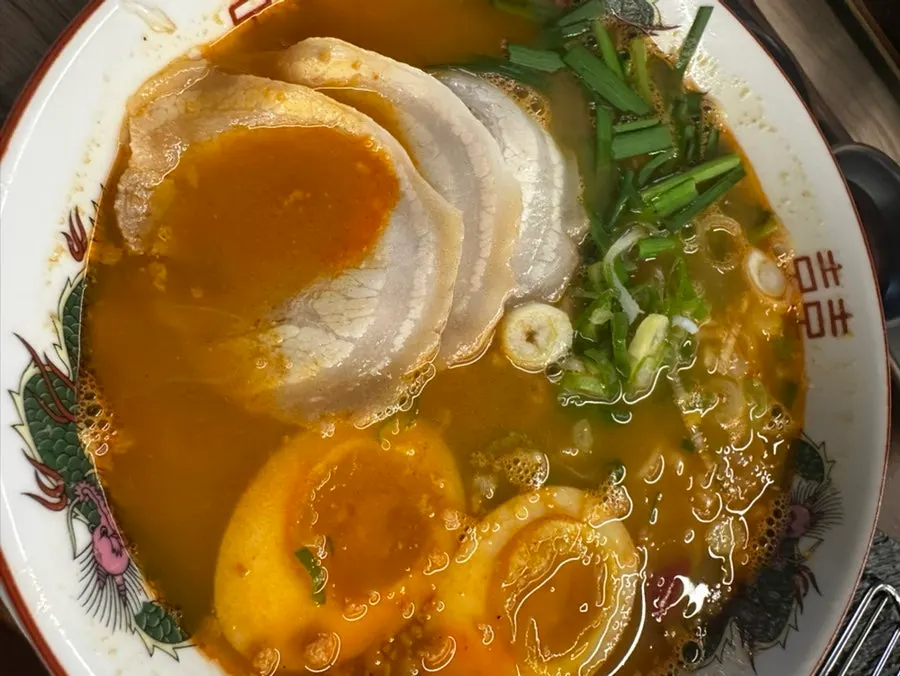 젓가락으로 들어 올린 라멘 면발