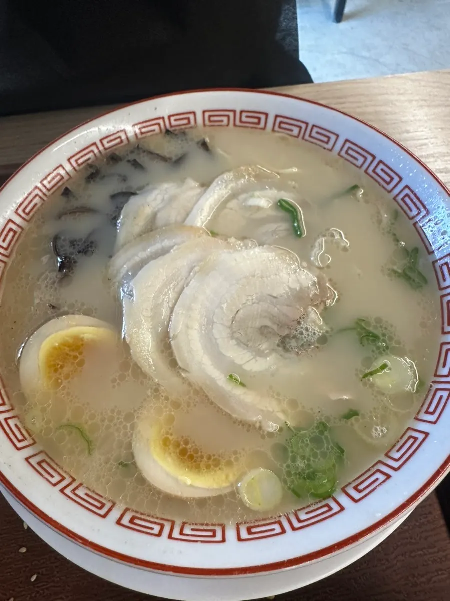 차슈와 반숙 계란 토핑이 올라간 라멘