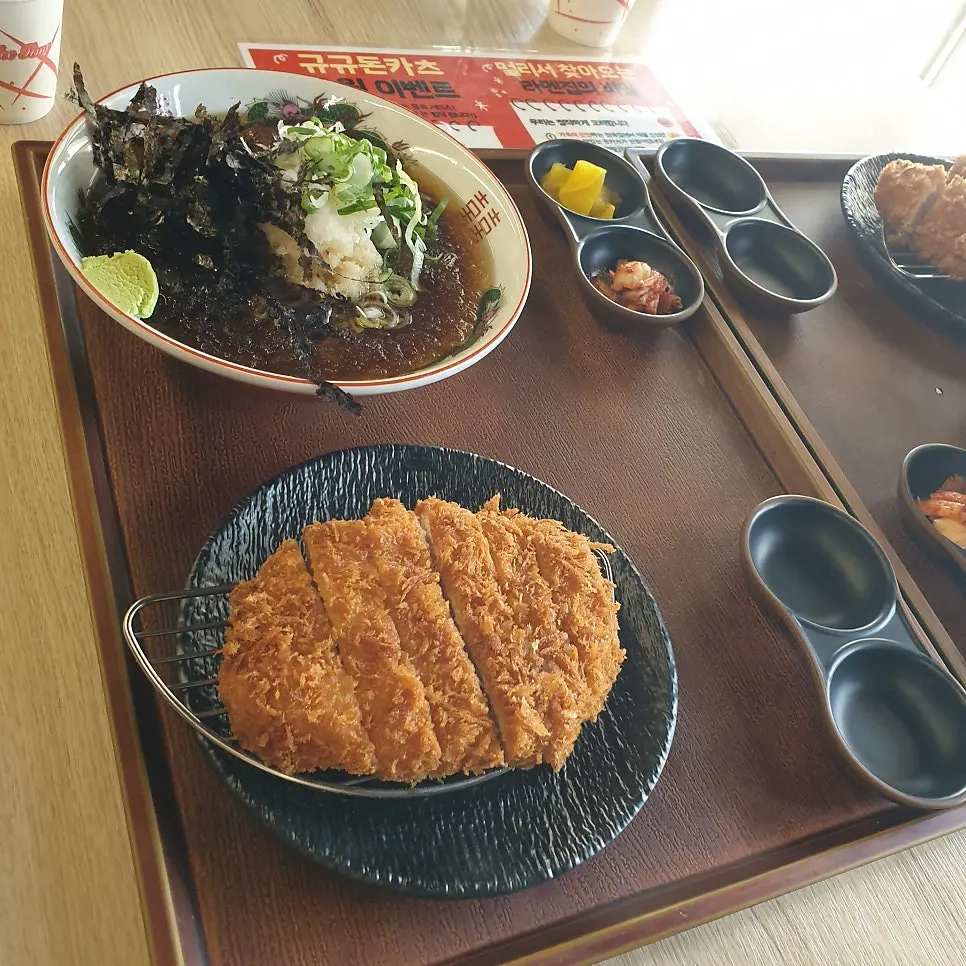 Cross-section of tonkatsu with noticeable frying flour