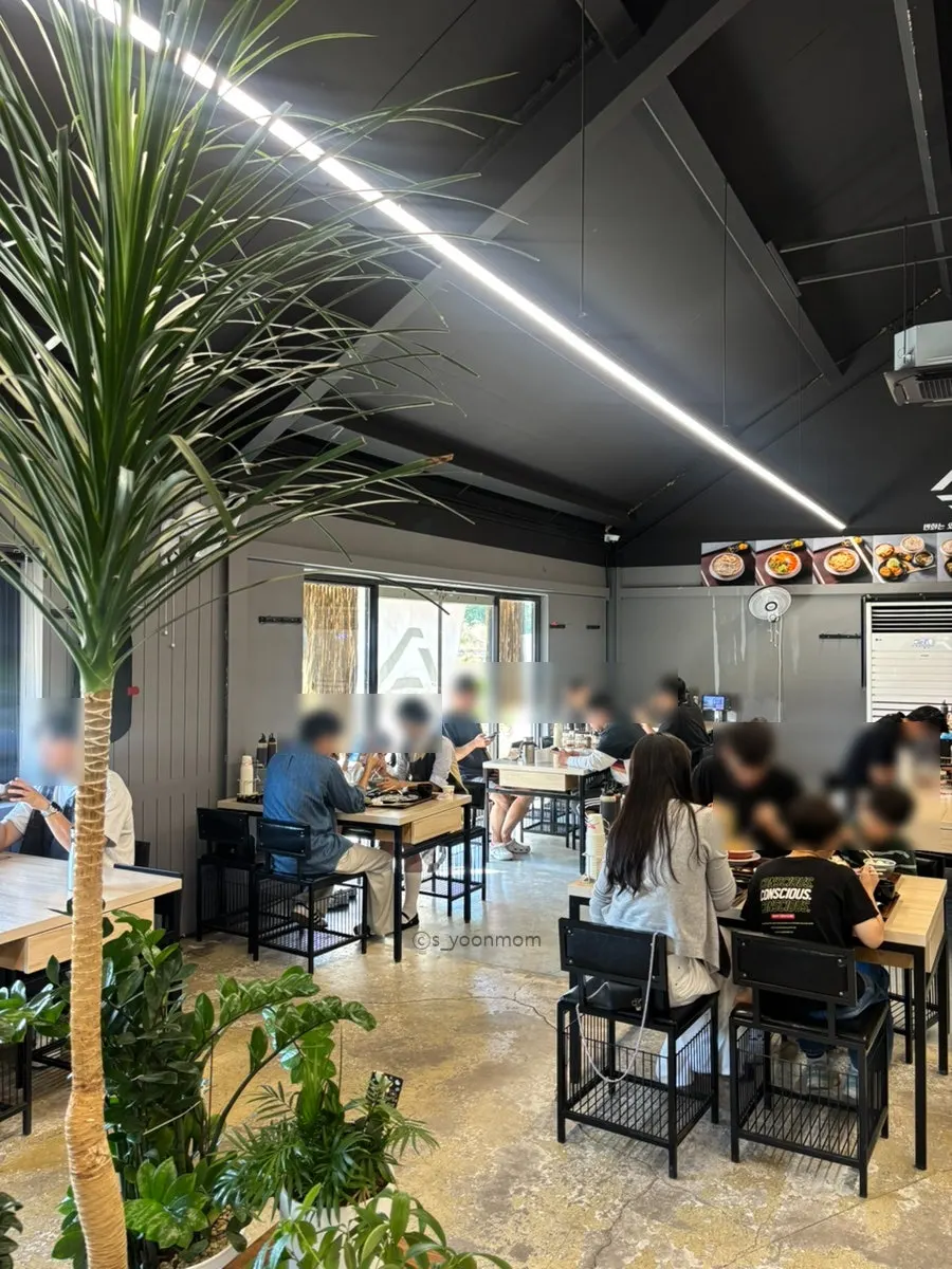 Two-top and group seating at Gyugyu Donkatsu