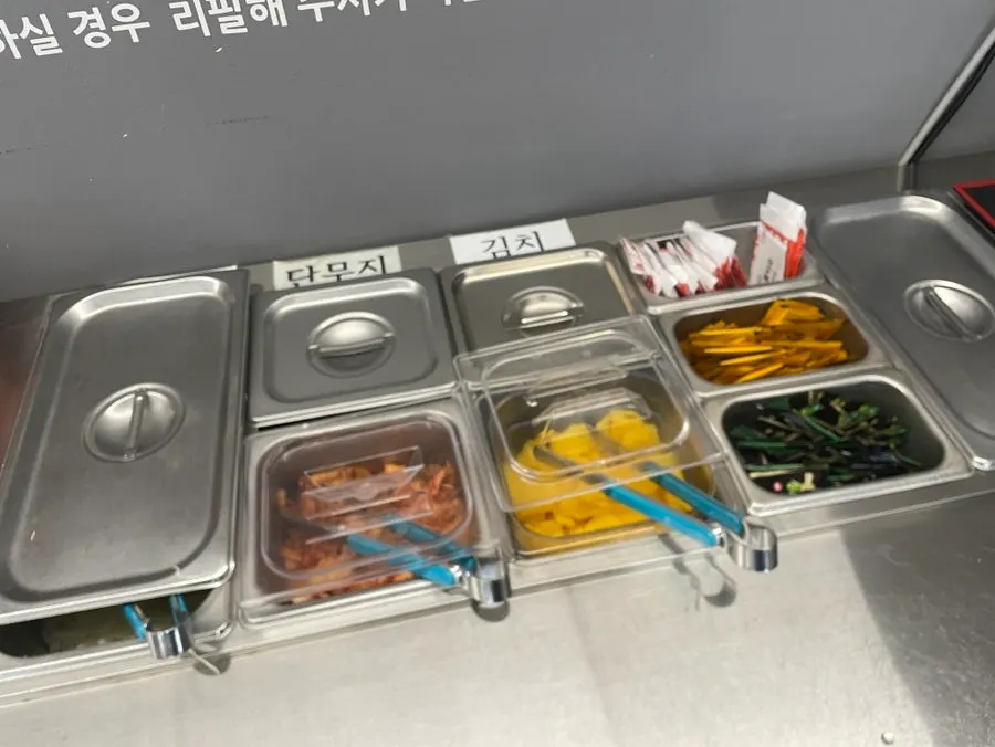 테이블에 놓인 돈까스 소스와 조미료