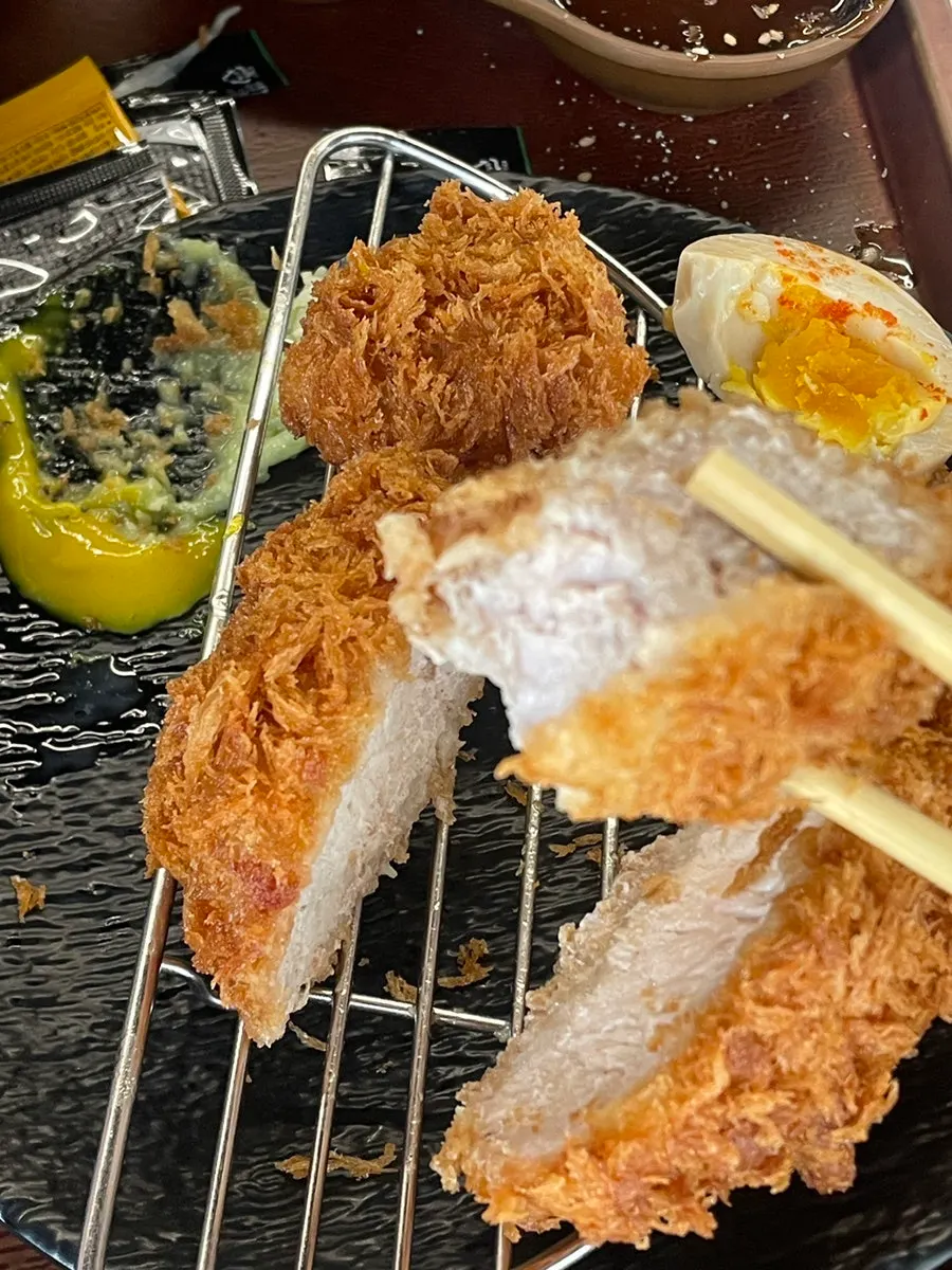 한 입 베어 문 바삭한 카츠