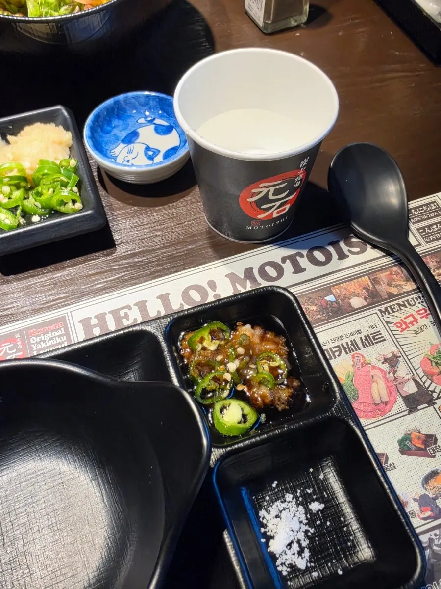화로 공간이 마련된 테이블 세팅