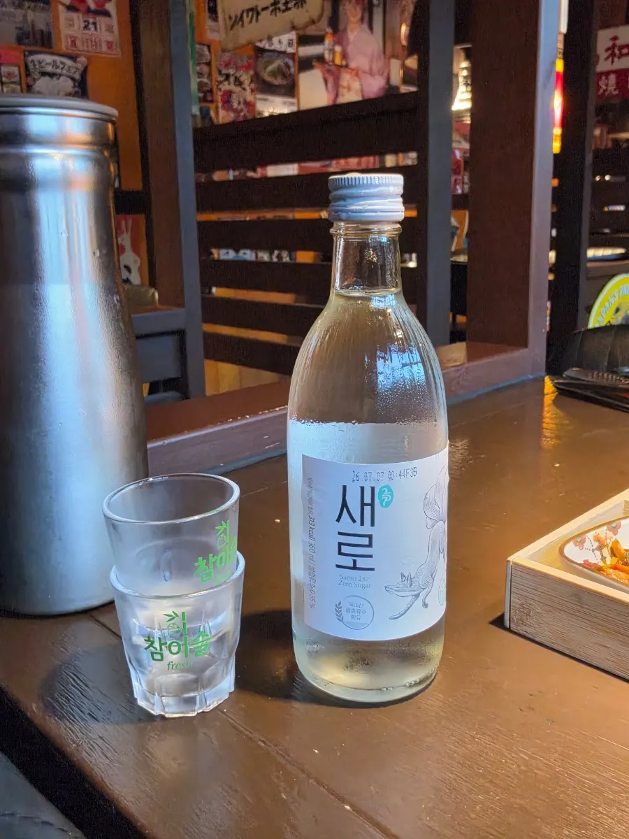 김치와 샐러드 등 기본찬 구성