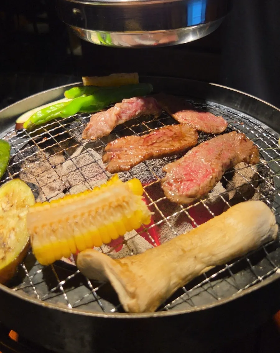 와규와 구이용 채소가 담긴 모둠
