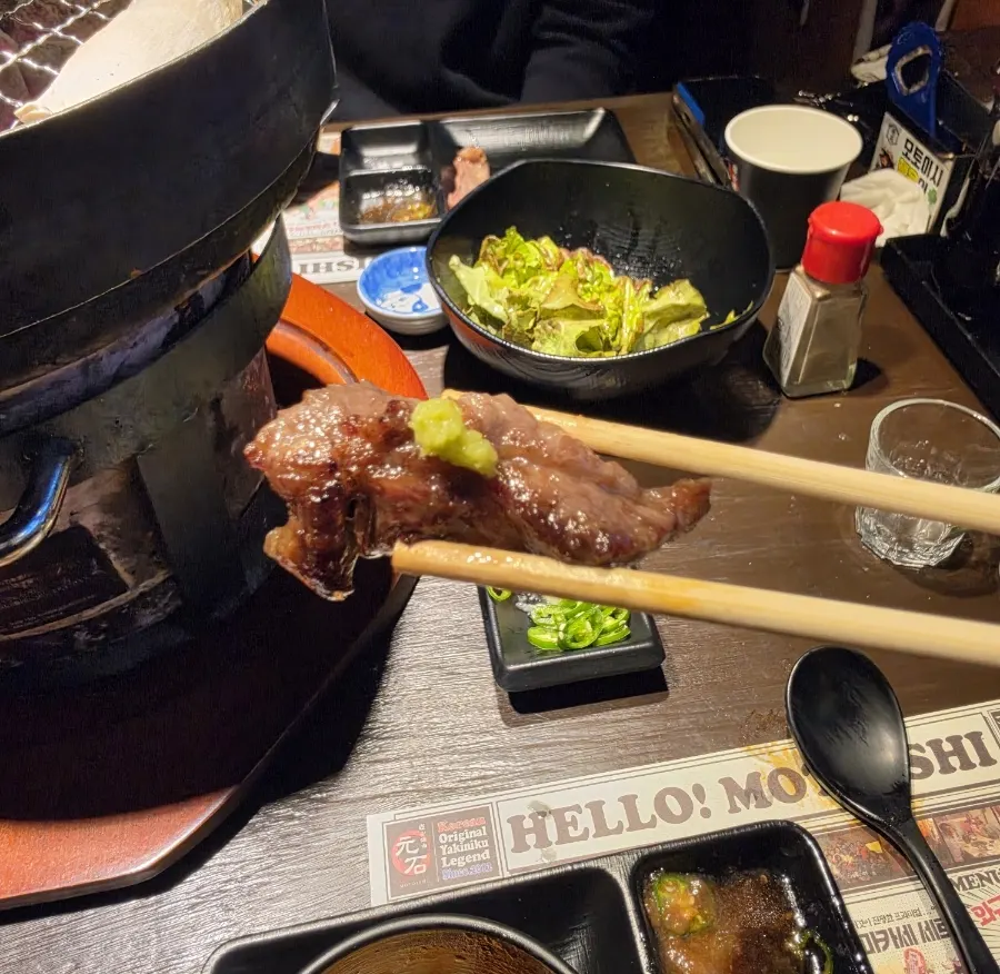 숯불 위에 올린 와규와 채소