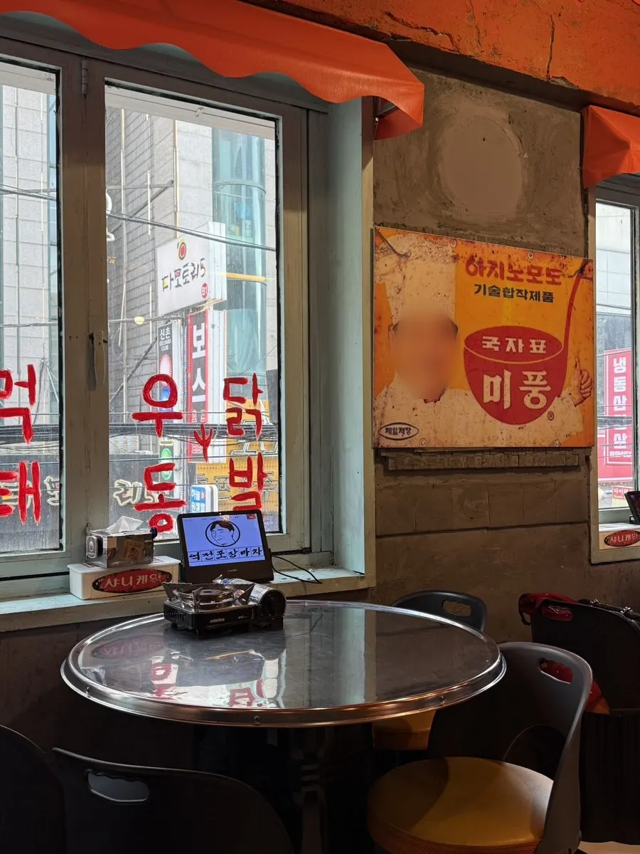 여러 명이 앉을 수 있는 큰 테이블 좌석