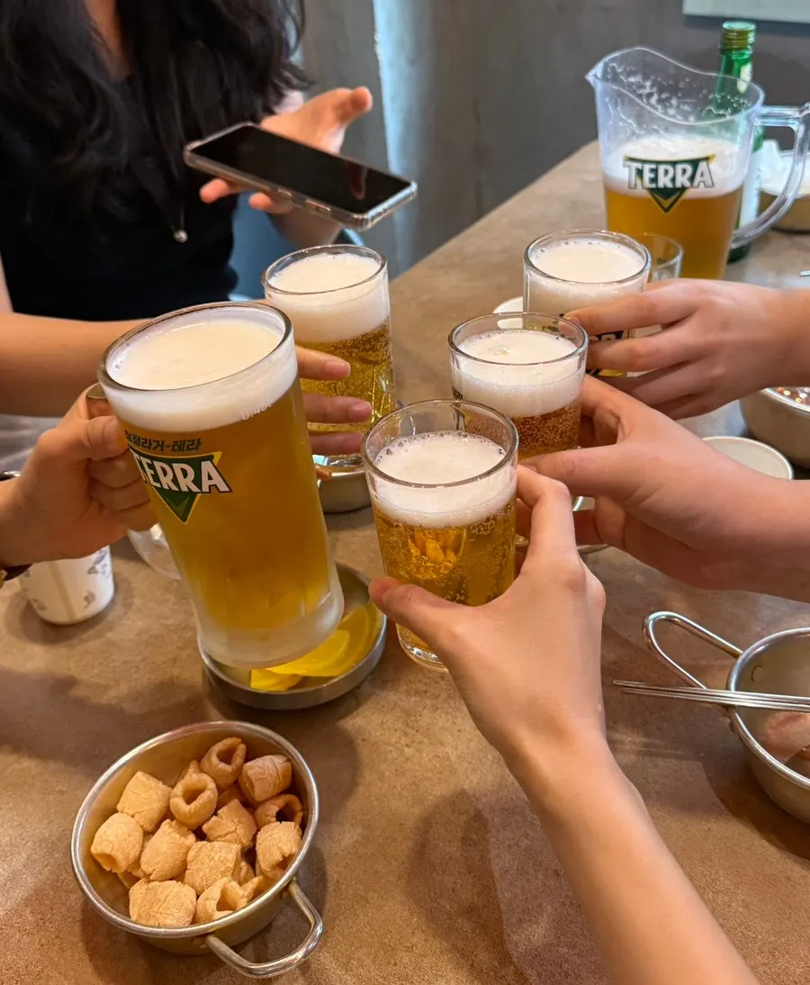 소주와 생맥주가 놓인 테이블