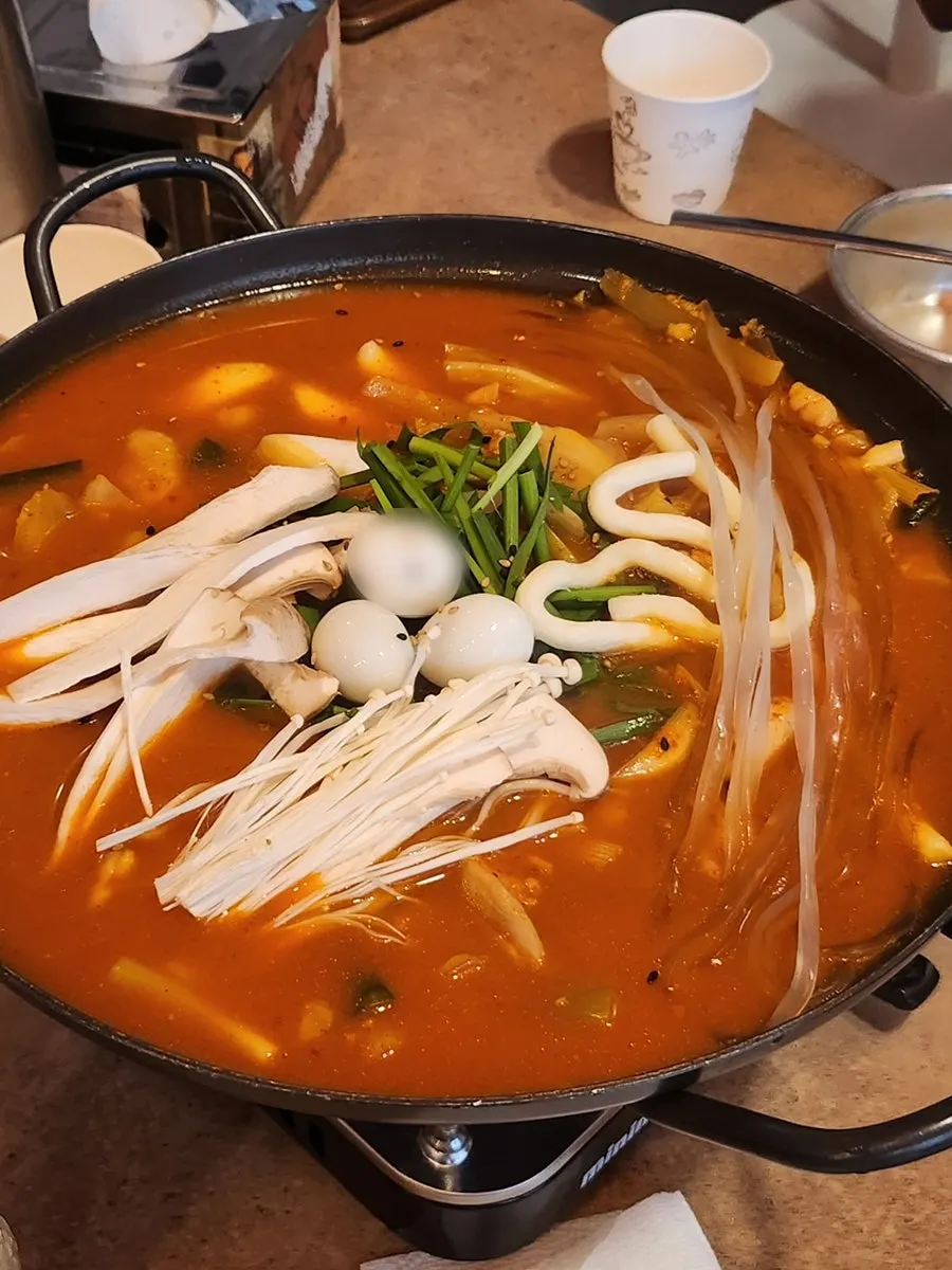 메인으로 주문한 신촌 닭도리탕 한 냄비