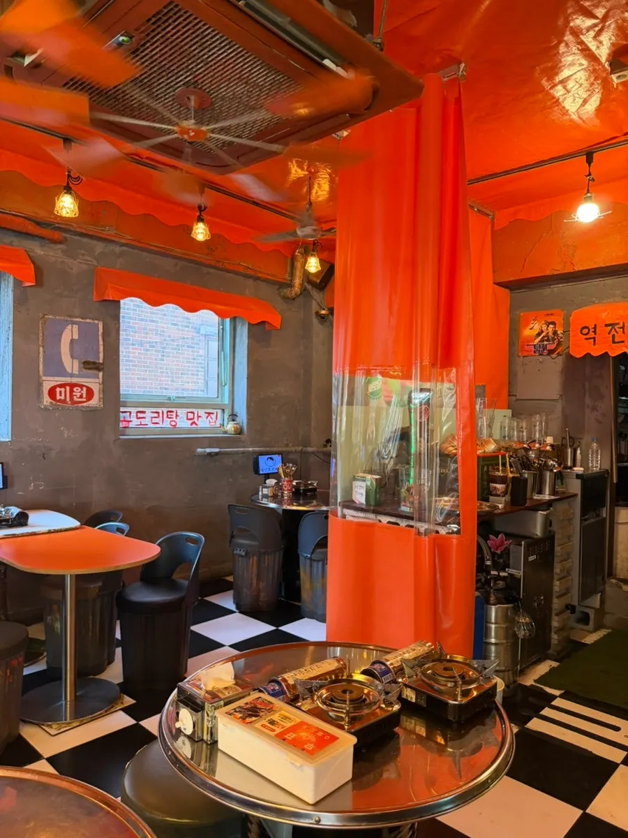 세로로 담은 매장 내부 레트로 인테리어