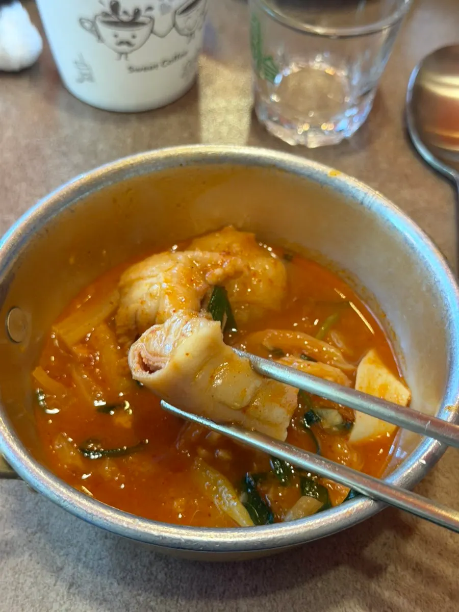 곱창 대창 떡이 보이는 곱도리탕 클로즈업